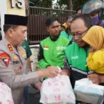 Kapolda Sulteng Irjen Pol ENdi Sutendi membagikan takjil gratis kepada pengendara ojol di Palu, Senin (9/3/2026). (©Humas Polda Sulteng)