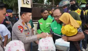 Polda Sulteng Bagikan 1.000 Paket Takjil kepada Ojol dan Pengguna Jalan