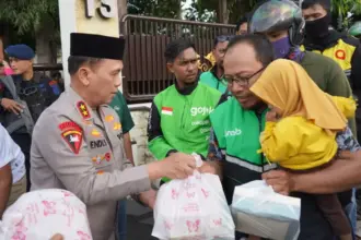 Kapolda Sulteng Irjen Pol ENdi Sutendi membagikan takjil gratis kepada pengendara ojol di Palu, Senin (9/3/2026). (©Humas Polda Sulteng)