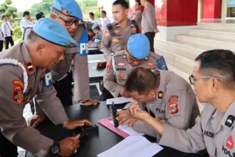 Pengecekan senpi milik personal Polda Sulteng di Mapodla Sulteng, Senin (9/3/2026). (©Humas Polda Sulteng)