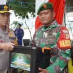 Kapolda Sulteng Irjen Pol Endi Sutendi menyerahkan bingkisan lebaran kepada anggota TNI yang bertugas do Pos Pam Opas Ketupat Lebaran, Kamis (19/3/2026). (©Humas Polda Sulteng)