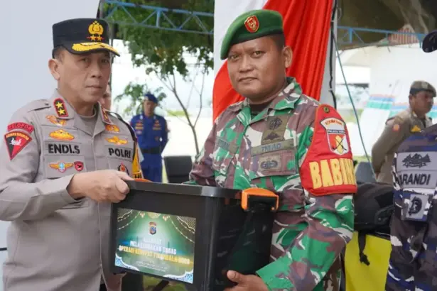 Kapolda Sulteng Irjen Pol Endi Sutendi menyerahkan bingkisan lebaran kepada anggota TNI yang bertugas do Pos Pam Opas Ketupat Lebaran, Kamis (19/3/2026). (©Humas Polda Sulteng)