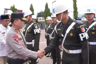 Kapolda Sulteng Irjen Pol Endi Sutendi menyalami seorang anggota POM TNI pada apel gelar pasukan Operasi Ketupat TInombala 2026 di Mapolda SUlteng, Kamis (12/3/2026). (©HUmsa Polda Sulteng)