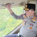 Kapolda Sulteng Irjen Pol Endi Sutendi di atas helikopter memantau kesiapan Operasi Ketupat TInombala 2026, Rabu (11/3/2026). (©Humas Polda Sulteng)