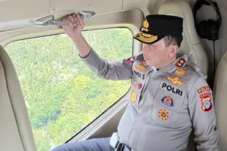 Kapolda Sulteng Irjen Pol Endi Sutendi di atas helikopter memantau kesiapan Operasi Ketupat TInombala 2026, Rabu (11/3/2026). (©Humas Polda Sulteng)