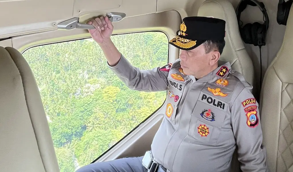 Kapolda Sulteng Irjen Pol Endi Sutendi di atas helikopter memantau kesiapan Operasi Ketupat TInombala 2026, Rabu (11/3/2026). (©Humas Polda Sulteng)