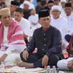 Kapolda SUlteng Irjen Pol Endi Sutendi (tengah) bersama akapolda Sulteng Brigjen Pol. Helmi Kwarta Kusuma Putra Rauf pada shalat Id bersama diMapolda Sulteng, Sabtu (21/3/2026). (©Humas Polda Sulteng)