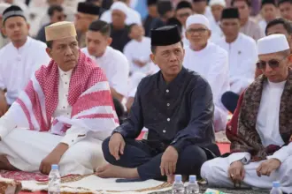 Kapolda SUlteng Irjen Pol Endi Sutendi (tengah) bersama akapolda Sulteng Brigjen Pol. Helmi Kwarta Kusuma Putra Rauf pada shalat Id bersama diMapolda Sulteng, Sabtu (21/3/2026). (©Humas Polda Sulteng)