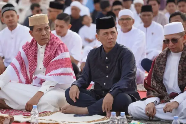 Kapolda SUlteng Irjen Pol Endi Sutendi (tengah) bersama akapolda Sulteng Brigjen Pol. Helmi Kwarta Kusuma Putra Rauf pada shalat Id bersama diMapolda Sulteng, Sabtu (21/3/2026). (©Humas Polda Sulteng)