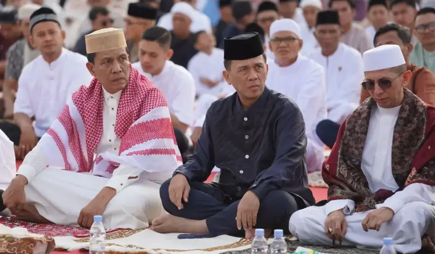 Kapolda SUlteng Irjen Pol Endi Sutendi (tengah) bersama akapolda Sulteng Brigjen Pol. Helmi Kwarta Kusuma Putra Rauf pada shalat Id bersama diMapolda Sulteng, Sabtu (21/3/2026). (©Humas Polda Sulteng)