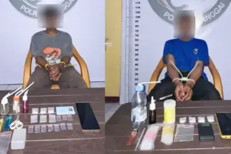 AD dan AH beserta barang bukti sabu di Mapolres Banggai, Minggu (1/3/2026). (©Humas Polres Banggai)