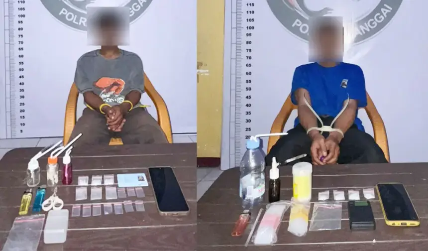 AD dan AH beserta barang bukti sabu di Mapolres Banggai, Minggu (1/3/2026). (©Humas Polres Banggai)