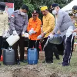 Kapolres bersama Forkopimda Parimo menunag miras ke dalam lubang pada pemusnaha miras hasil operasi pekat di parigi, Kamis (12/3/2026). (©Humas Polres Parimo)