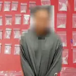 SS (59) bersama barang bukti sabu yang disita Satresnarkoba Polresta Palu, Sabtu (14/3/2026). (©Humas Polresta Palu)