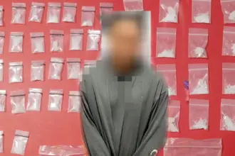 SS (59) bersama barang bukti sabu yang disita Satresnarkoba Polresta Palu, Sabtu (14/3/2026). (©Humas Polresta Palu)