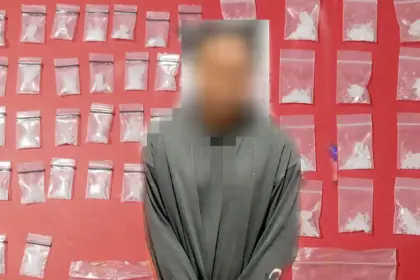 SS (59) bersama barang bukti sabu yang disita Satresnarkoba Polresta Palu, Sabtu (14/3/2026). (©Humas Polresta Palu)