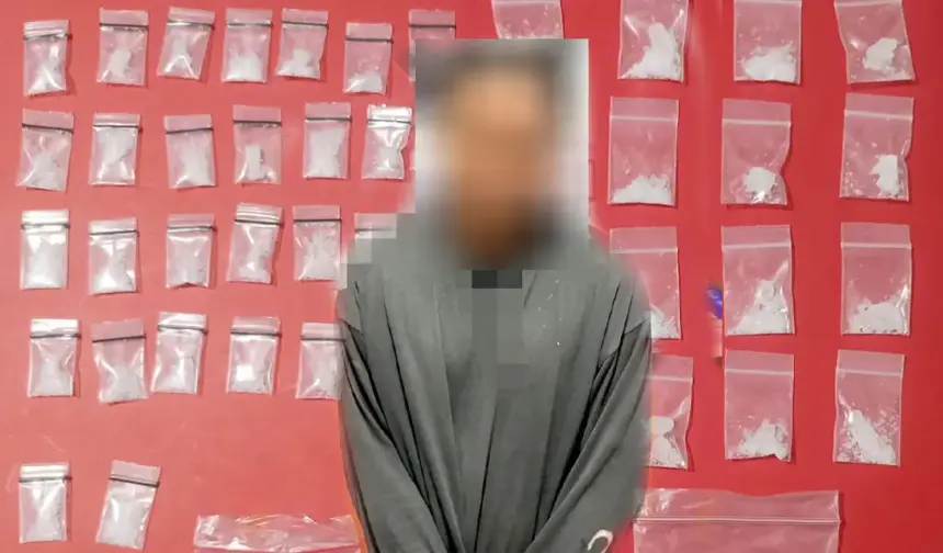 SS (59) bersama barang bukti sabu yang disita Satresnarkoba Polresta Palu, Sabtu (14/3/2026). (©Humas Polresta Palu)