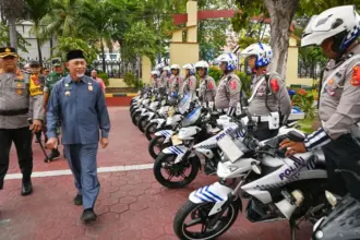 Kapolresta Palu Kombes Pol Hari Rosena (kiri) bersama Asisten Pembangunan Pemkot Palu Usman mengecek kendaraan operasional Satlantas pada apel gelar pasukan Operasi Ketupat Tinombala 2026 di mapolresta Palu, Kamis (12/3/2026). (©bmzIMAGES/Basri Marzuki)