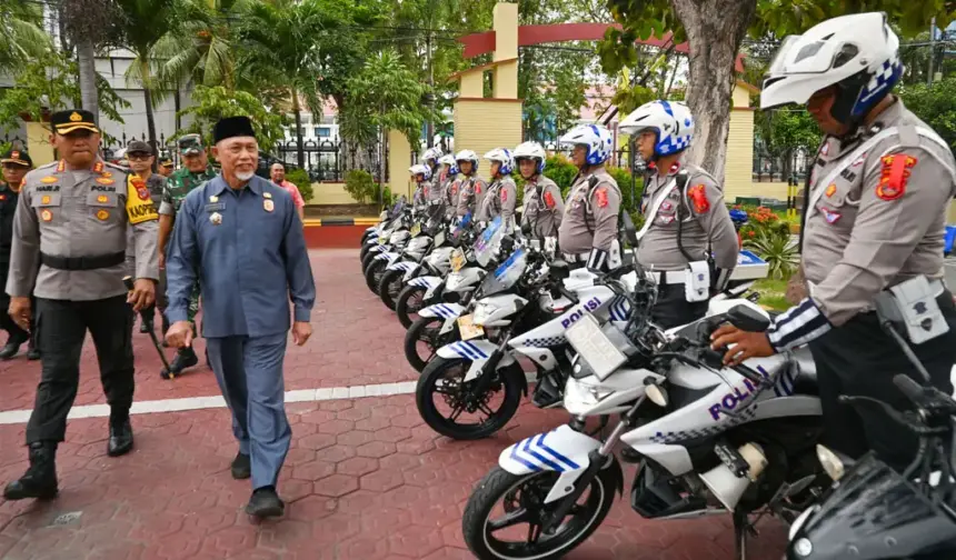 Kapolresta Palu Kombes Pol Hari Rosena (kiri) bersama Asisten Pembangunan Pemkot Palu Usman mengecek kendaraan operasional Satlantas pada apel gelar pasukan Operasi Ketupat Tinombala 2026 di mapolresta Palu, Kamis (12/3/2026). (©bmzIMAGES/Basri Marzuki)