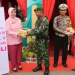 Ketua Bhayangkari Cabang Kota Palu, Dhinie Hari Rosena menyerahkan parsel kepada personel Pos Pengamanan Lebaarn di Palu, Selasa (17/3/2026). (©Humas Polresta Palu)