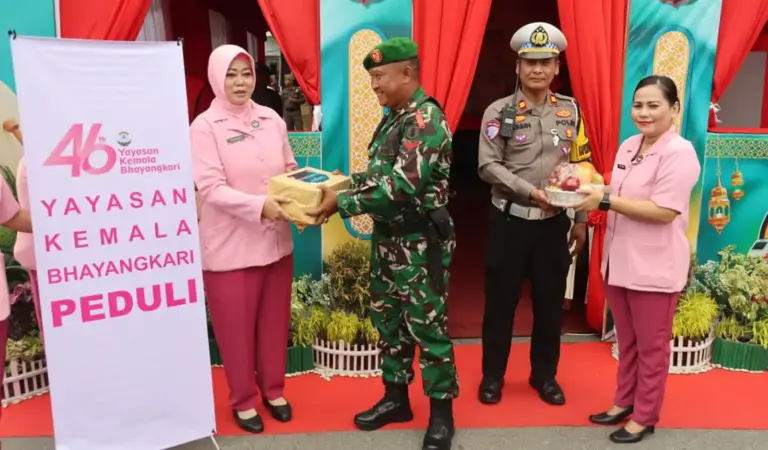 Ketua Bhayangkari Cabang Kota Palu, Dhinie Hari Rosena menyerahkan parsel kepada personel Pos Pengamanan Lebaarn di Palu, Selasa (17/3/2026). (©Humas Polresta Palu)