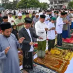 Warga dan simpatisan Muhammadiyah mengikuti usai shalat Idul Fitri di lapangan Nunu, Palu, Jumat (20/3/2026). (©bmzIMAGES/Basri Marzuki)