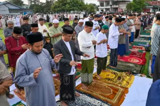 Warga dan simpatisan Muhammadiyah mengikuti usai shalat Idul Fitri di lapangan Nunu, Palu, Jumat (20/3/2026). (©bmzIMAGES/Basri Marzuki)