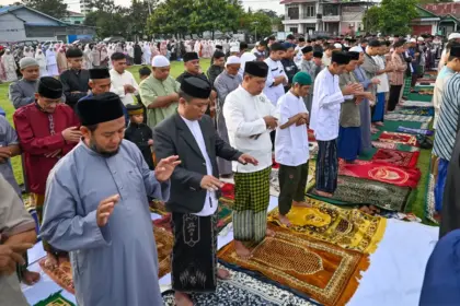 Warga dan simpatisan Muhammadiyah mengikuti usai shalat Idul Fitri di lapangan Nunu, Palu, Jumat (20/3/2026). (©bmzIMAGES/Basri Marzuki)