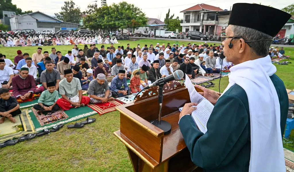 Ustad Dalil menyampaikan khutbah usai shalat Idul Fitri di lapangan Nunu, Palu, Jumat (20/3/2026). (©bmzIMAGES/Basri Marzuki)