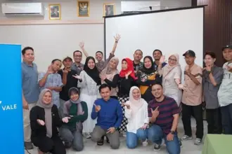 Sejumlah jurnalsi di Kota Palu foto bersama dengan Tim Komunikasi PT Vale Indonesia usai buka puasa bersama di palu, Kamis (12/3/2026). (©PT Vale Indonesia)