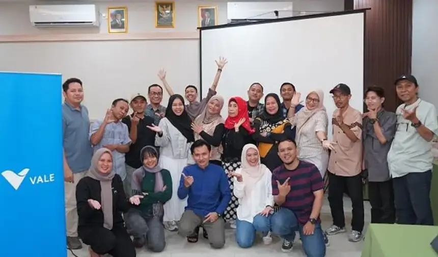 Sejumlah jurnalsi di Kota Palu foto bersama dengan Tim Komunikasi PT Vale Indonesia usai buka puasa bersama di palu, Kamis (12/3/2026). (©PT Vale Indonesia)