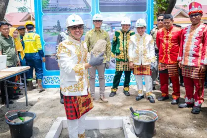 Bupati Kolaka Amri pada peresmian revitalisasi pasar di Mekongga di Kolaka, Sabtu (28/2/2026). (©Vale Indonesia)