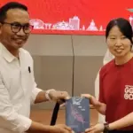 Direktur Arkom Indonesa Yuli Kusworo menyerahkan buku "pilah Pilih Pulih kepada manajemen AirAsia pada peluncurannya di Palu, Jumat (6/3/2026). (©Arkom Indonesia)