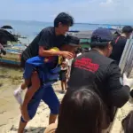 Salah seorang nelayan yang dinyatakan hilang dibopong ke daart oleh Tim SAR Gabungan di Parigi, Sabtu (14/3/2026). (©Basarnas Palu)