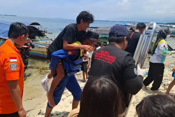 Salah seorang nelayan yang dinyatakan hilang dibopong ke daart oleh Tim SAR Gabungan di Parigi, Sabtu (14/3/2026). (©Basarnas Palu)