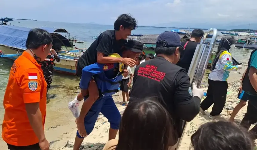 Salah seorang nelayan yang dinyatakan hilang dibopong ke daart oleh Tim SAR Gabungan di Parigi, Sabtu (14/3/2026). (©Basarnas Palu)