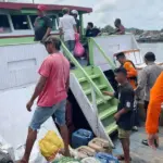 Tim SAR Gabungan di KM ELmas III yang mati mesin di perairan Teluk Tomini, Tojo Unauna, Rabu (18/3/2026). (Basarnas Palu)