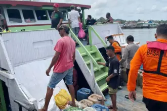 Tim SAR Gabungan di KM ELmas III yang mati mesin di perairan Teluk Tomini, Tojo Unauna, Rabu (18/3/2026). (Basarnas Palu)