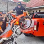 TIm Pos SAR Parigi mempersiapkan perlengkapan untuk pencarian seorang pencari damar yang hilang di hutan Poso, Kamis (19/3/2026). (©Basarnas Palu)