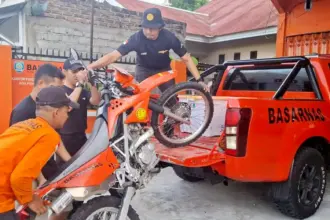 TIm Pos SAR Parigi mempersiapkan perlengkapan untuk pencarian seorang pencari damar yang hilang di hutan Poso, Kamis (19/3/2026). (©Basarnas Palu)