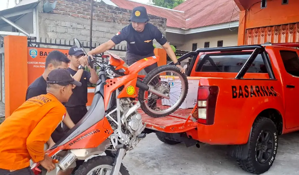 TIm Pos SAR Parigi mempersiapkan perlengkapan untuk pencarian seorang pencari damar yang hilang di hutan Poso, Kamis (19/3/2026). (©Basarnas Palu)