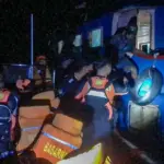 Evakuasi penumpang KM Lapopo Express yang masi mesin di perairan Banggai Laut, Kamis (5/3/2026). (©Basarnas Palu)