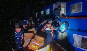 Tim SAR Selamatkan 17 Penumpang KM Lapopo Expres di Banggai Laut