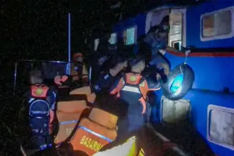 Evakuasi penumpang KM Lapopo Express yang masi mesin di perairan Banggai Laut, Kamis (5/3/2026). (©Basarnas Palu)