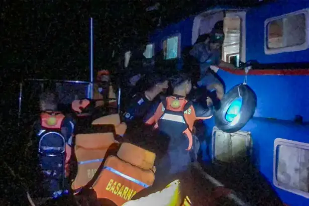Evakuasi penumpang KM Lapopo Express yang masi mesin di perairan Banggai Laut, Kamis (5/3/2026). (©Basarnas Palu)