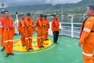 Operasi KM Nazila 05 melibatkan Crew KN SAR Bhisma dan Rescuer Pos SAR Luwuk, Senin (30/3/2026). (©Basarnas Palu)