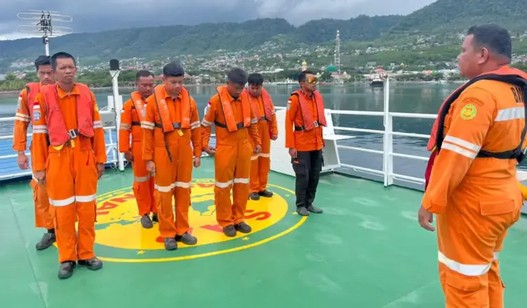 Operasi KM Nazila 05 melibatkan Crew KN SAR Bhisma dan Rescuer Pos SAR Luwuk, Senin (30/3/2026). (©Basarnas Palu)