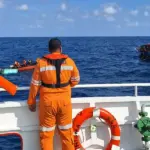 Tim SAR Luwuk mengevakuasi para ABK Kapal Nazila 05 yang tenggelam di Perairan Taliabu, Maluku Utara, Selasa (31/3/2026). (©Basarnas Palu)