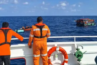 Tim SAR Luwuk mengevakuasi para ABK Kapal Nazila 05 yang tenggelam di Perairan Taliabu, Maluku Utara, Selasa (31/3/2026). (©Basarnas Palu)