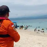 Personel Basarnas di lokasi wisata Pantai Tanjung Karang, Donggala, Selasa (24/3/2026). (©Basarnas Palu)